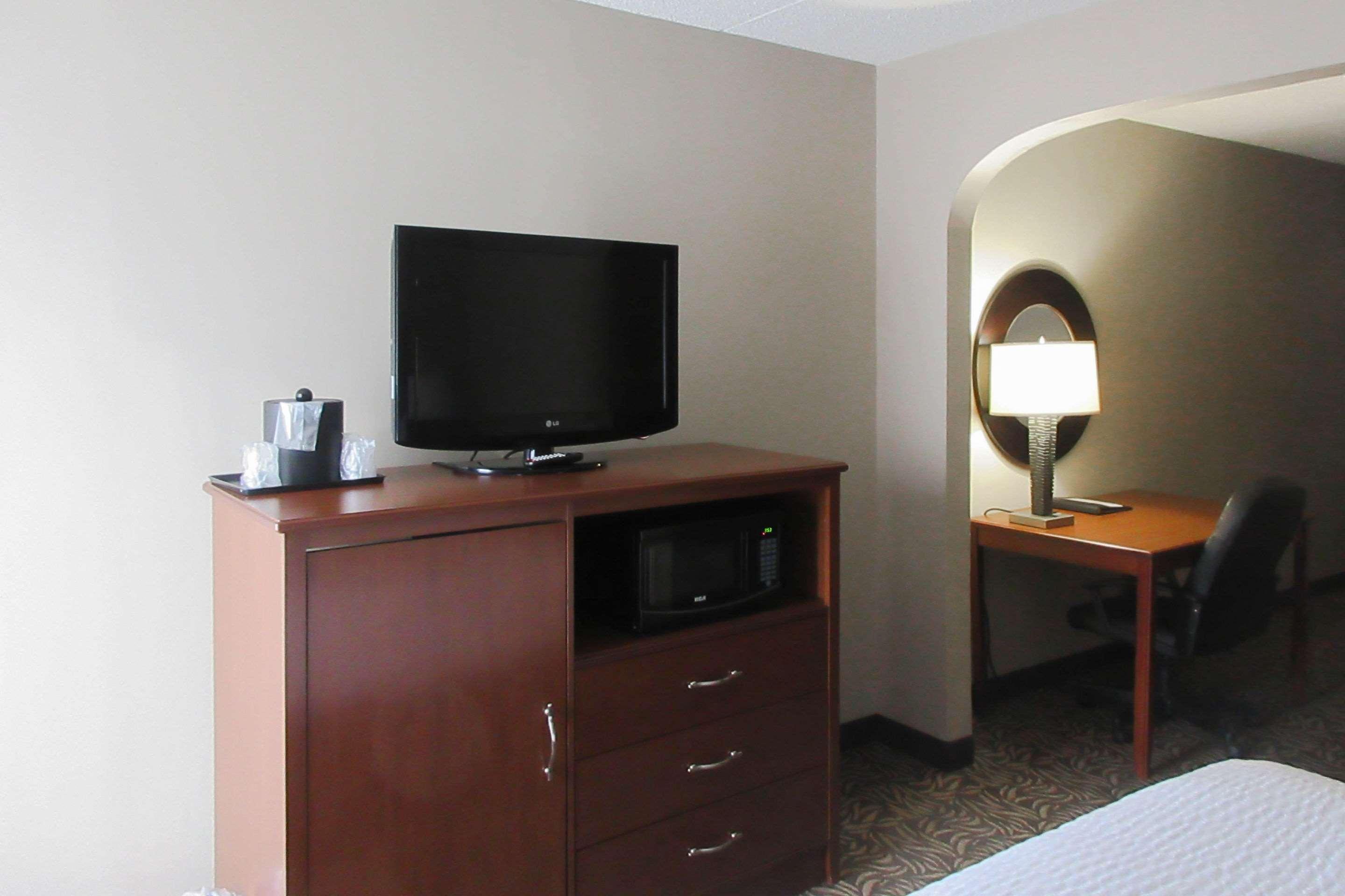 Clarion Inn & Suites - University Area Cortland Dış mekan fotoğraf