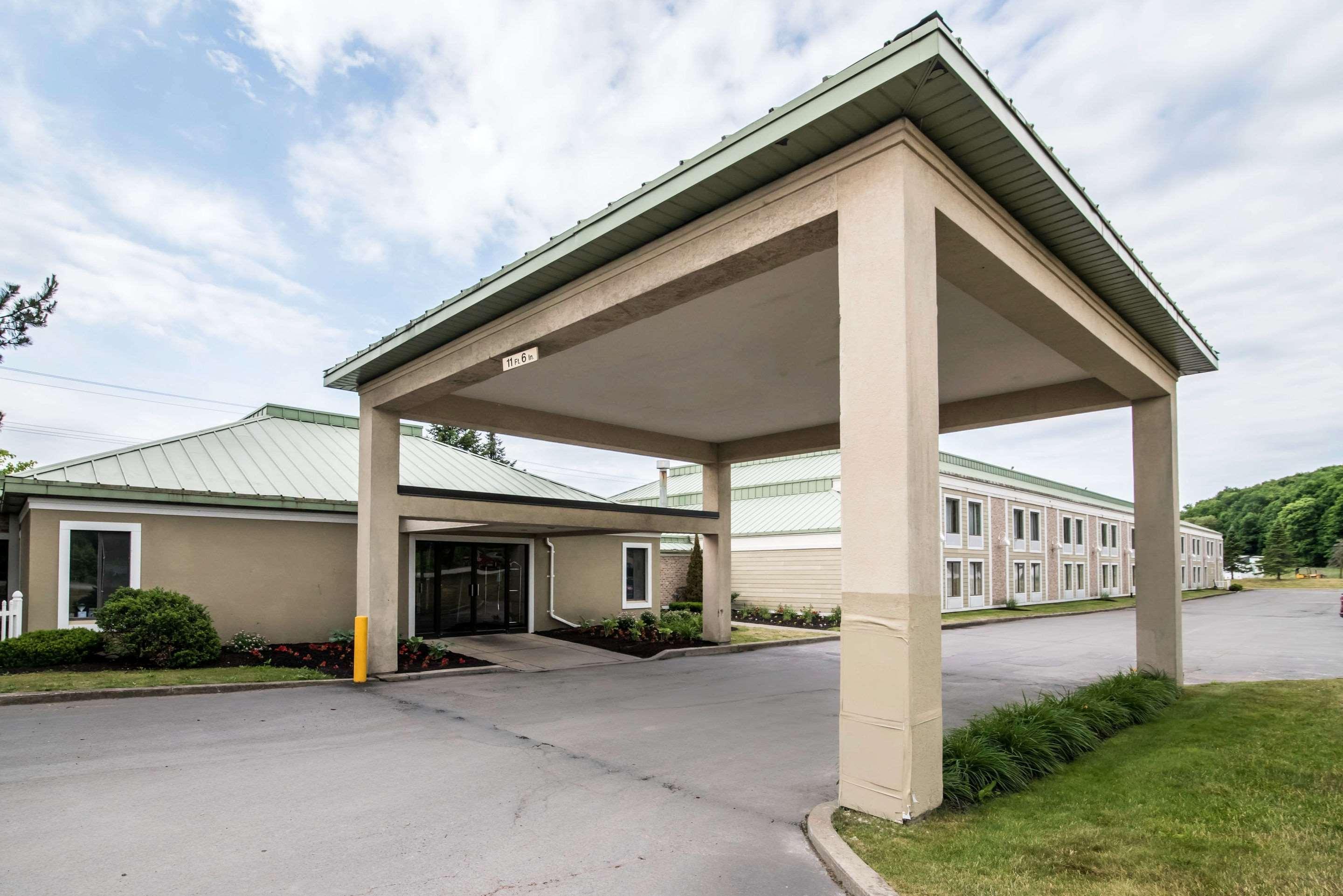 Clarion Inn & Suites - University Area Cortland Dış mekan fotoğraf
