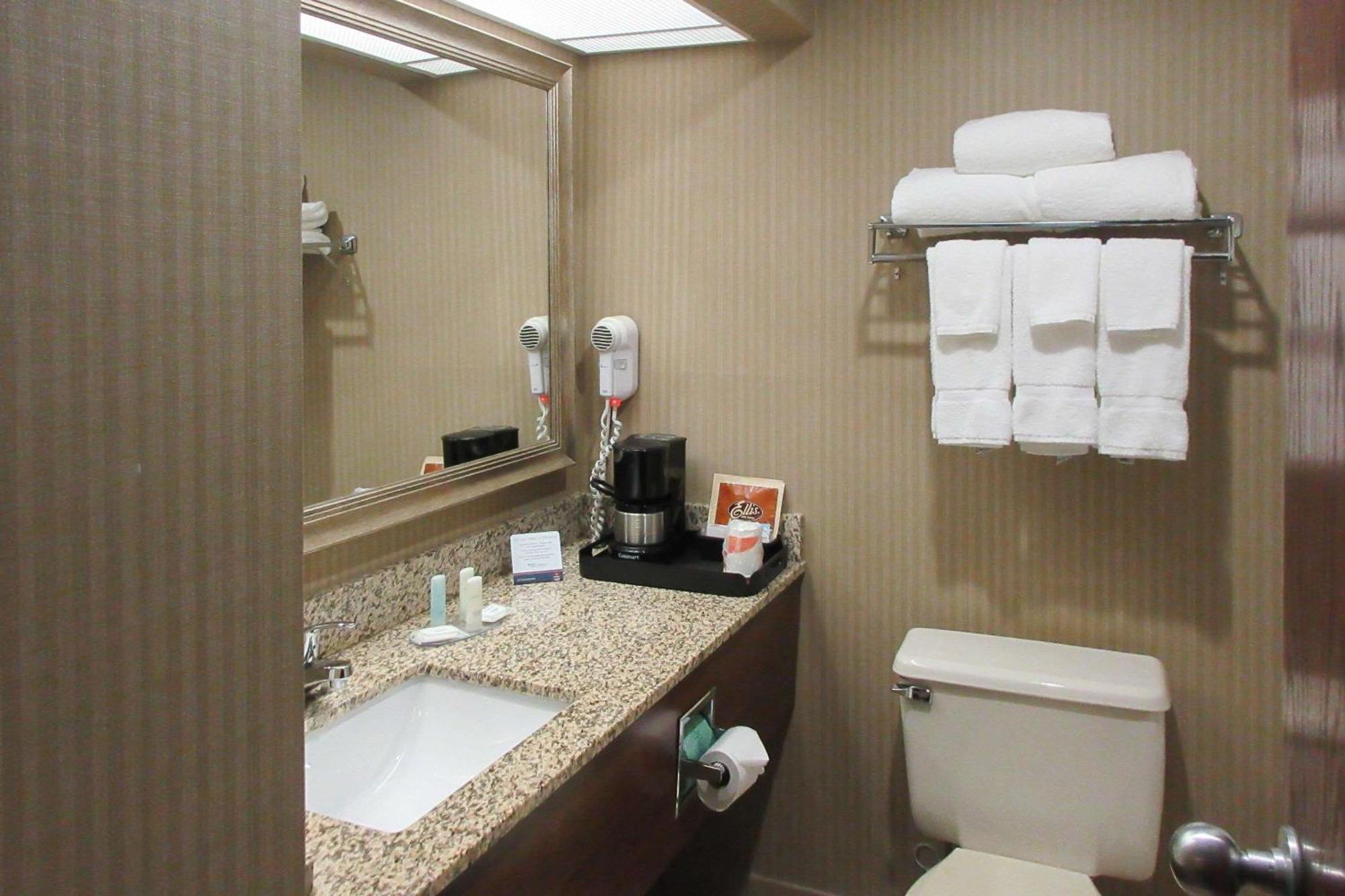 Clarion Inn & Suites - University Area Cortland Dış mekan fotoğraf